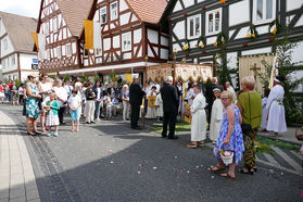 Fronleichnamsprozession durch die Straßen von Naumburg (Foto: Karl-Franz Thiede)